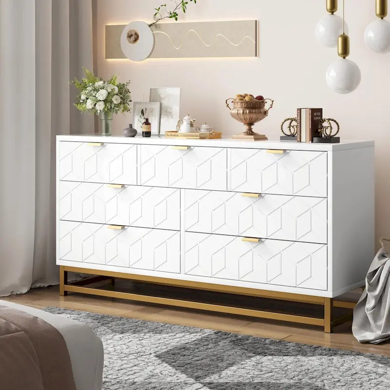 7-Schubladen-Kommode fürs Schlafzimmer, 136 cm breit mit goldenen Metallbeinen