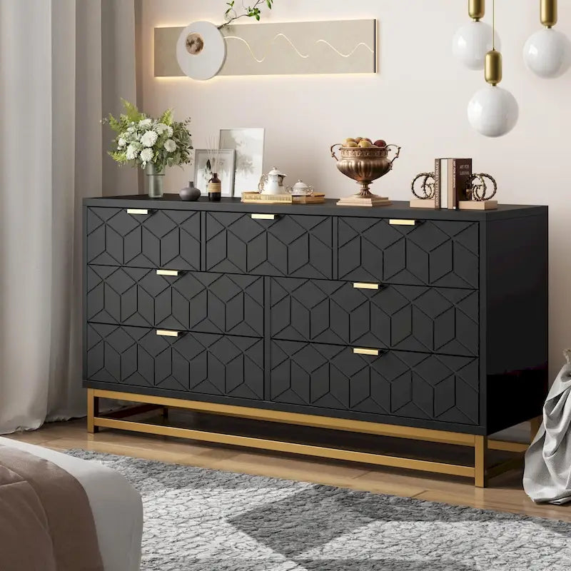 7-Schubladen-Kommode fürs Schlafzimmer, 136 cm breit mit goldenen Metallbeinen