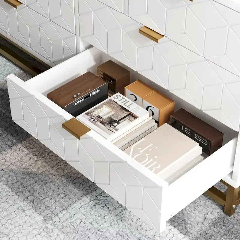 7-Schubladen-Kommode fürs Schlafzimmer, 136 cm breit mit goldenen Metallbeinen