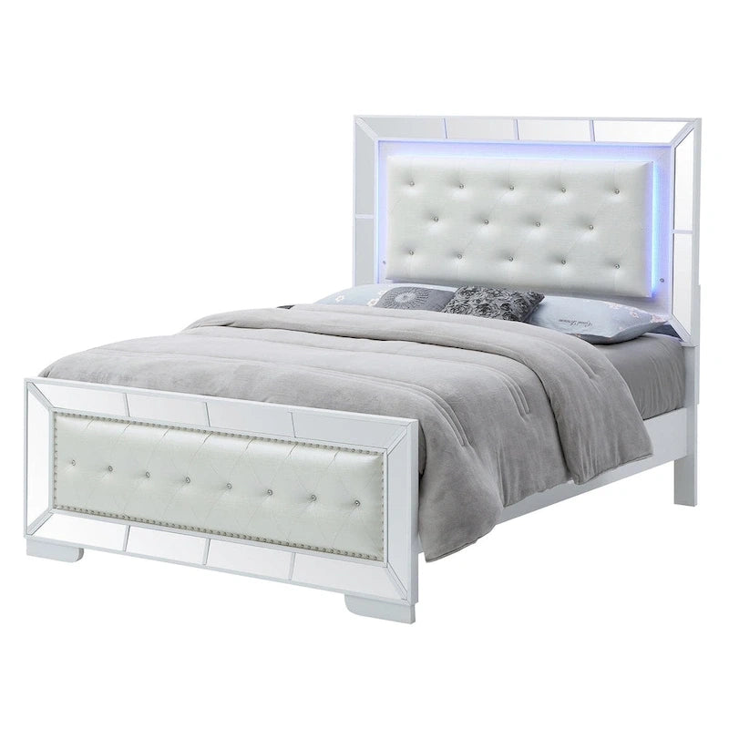 Modernes weißes Bett mit voller Platte