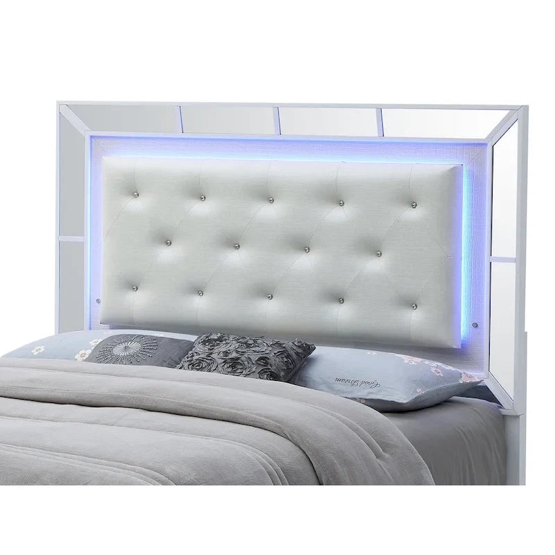 Modernes weißes Bett mit voller Platte