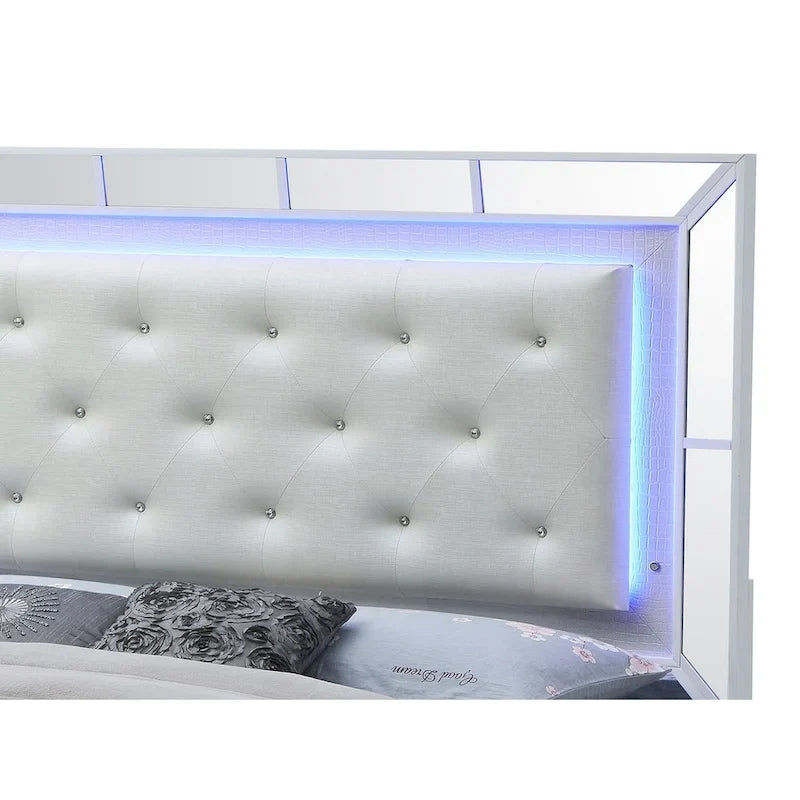 Modernes weißes Bett mit voller Platte