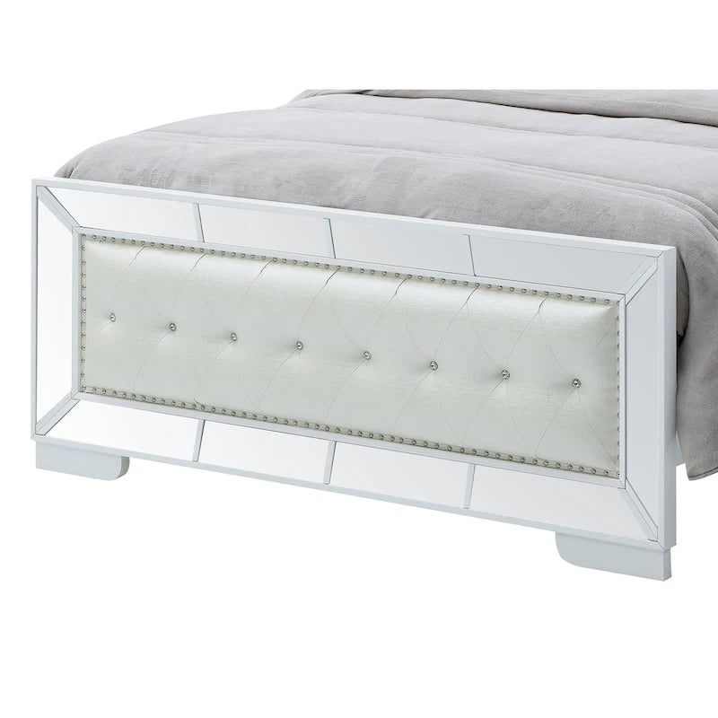 Modernes weißes Bett mit voller Platte