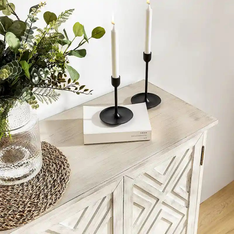Traditionelles Sideboard im Used-Look mit verstellbaren Einlegeböden