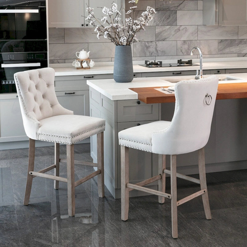 Samtbezogene Barhocker mit Knopfheftung und Holzbeinen, sowie Ziernieten in Chrom, Barstühle im Freizeit-Stil