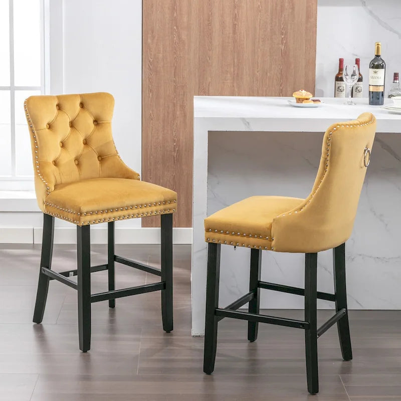 Samtbezogene Barhocker mit Knopfheftung und Holzbeinen, sowie Ziernieten in Chrom, Barstühle im Freizeit-Stil