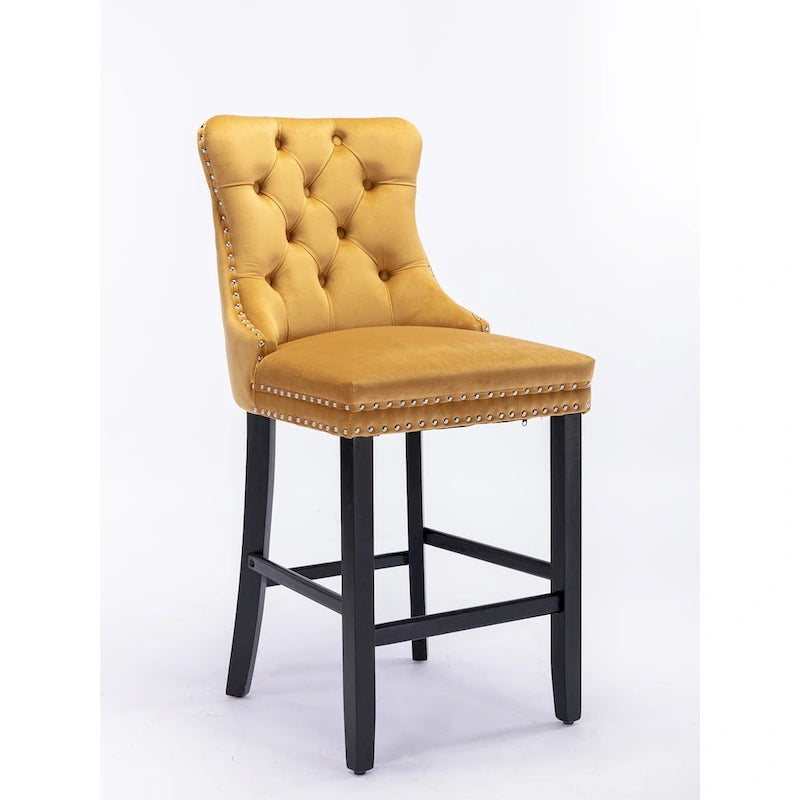 Samtbezogene Barhocker mit Knopfheftung und Holzbeinen, sowie Ziernieten in Chrom, Barstühle im Freizeit-Stil