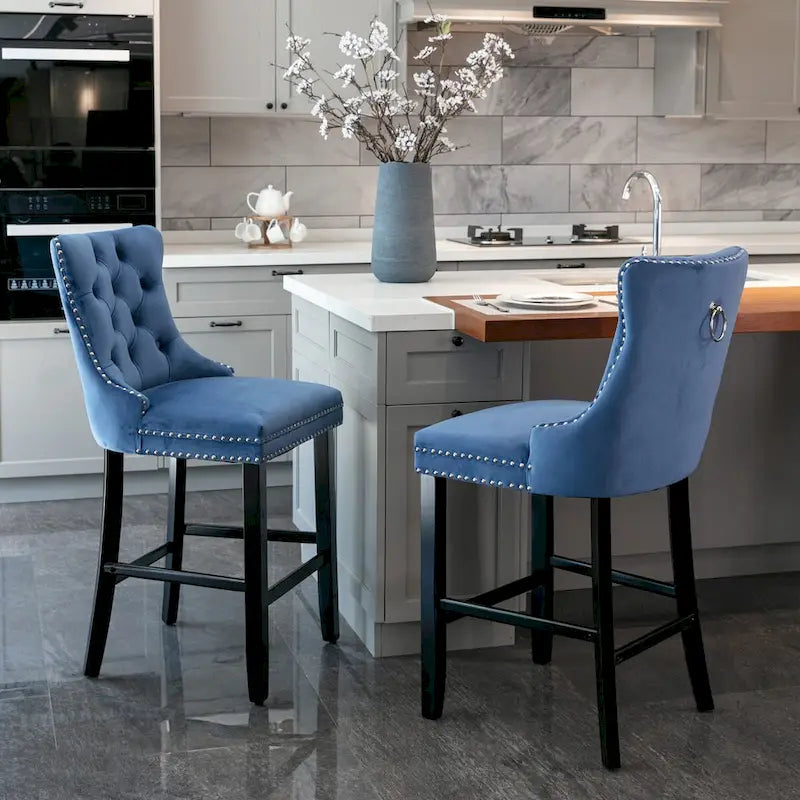 Samtbezogene Barhocker mit Knopfheftung und Holzbeinen, sowie Ziernieten in Chrom, Barstühle im Freizeit-Stil