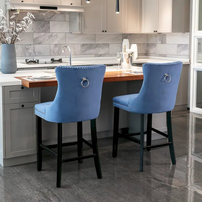 Samtbezogene Barhocker mit Knopfheftung und Holzbeinen, sowie Ziernieten in Chrom, Barstühle im Freizeit-Stil