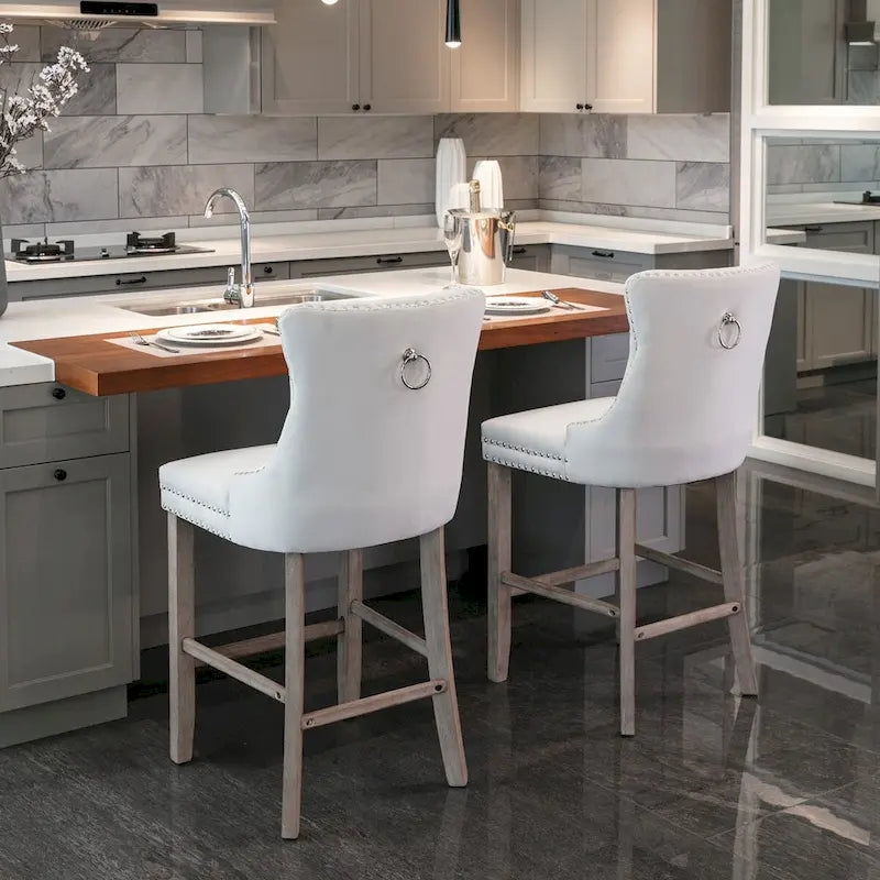 Samtbezogene Barhocker mit Knopfheftung und Holzbeinen, sowie Ziernieten in Chrom, Barstühle im Freizeit-Stil
