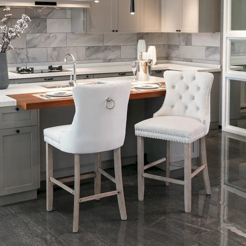 Samtbezogene Barhocker mit Knopfheftung und Holzbeinen, sowie Ziernieten in Chrom, Barstühle im Freizeit-Stil