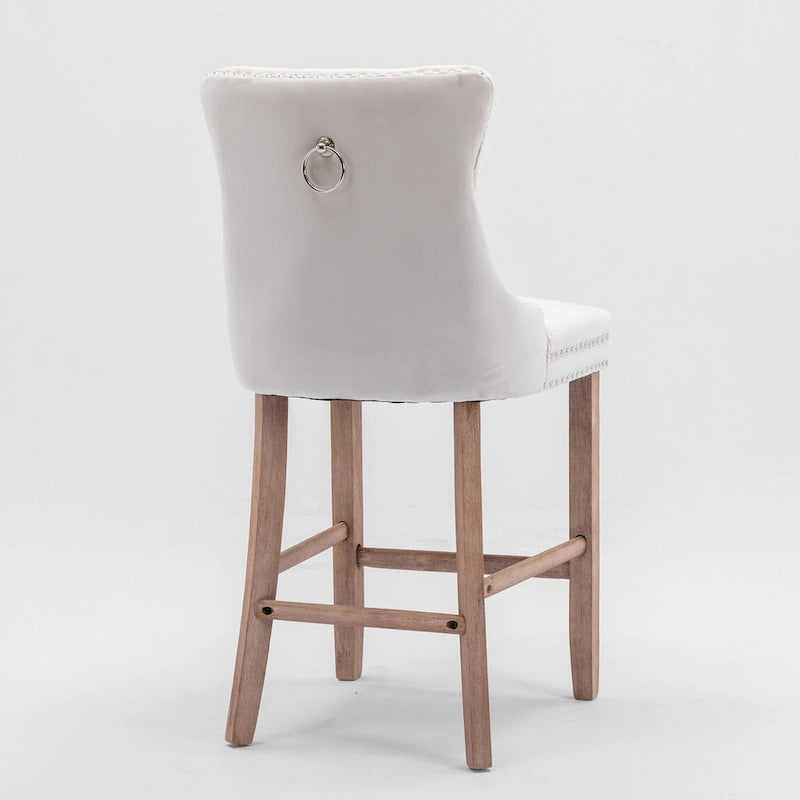 Samtbezogene Barhocker mit Knopfheftung und Holzbeinen, sowie Ziernieten in Chrom, Barstühle im Freizeit-Stil